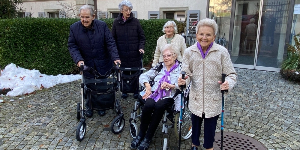 Bis letzten Donnerstag um 14 Uhr noch glückliche Bewohner des Bürgerspitals Rapperswil (v. l.): Ernst Mühlheim (98), Therese Blöchlinger (94), Bea Schütz (92), Josy Helbling (80), Margarita Hofstetter (88).