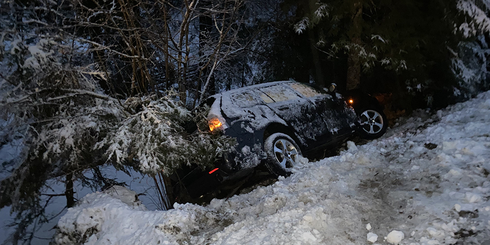 Der Fahrer konnte das Fahrzeug unverletzt verlassen.