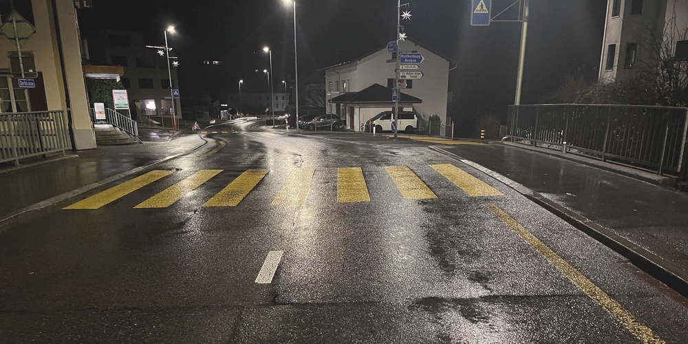 Auf diesem Fussgängerstreifen wollte eine 62-Jährige die Strasse überqueren und wurde aus unbekannten Gründen von einem Auto erfasst.