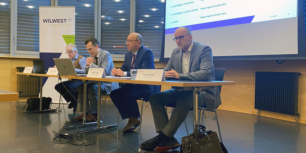 Im Bild v. l.: Martin Hitz, Präsident Nachhaltiges Bauen Schweiz; Dominik Diezi, Regierungsrat Kanton Thurgau; Beat Tinner, Regierungsrat Kanton St.Gallen; Lucas Keel, Präsident Regio Wil.