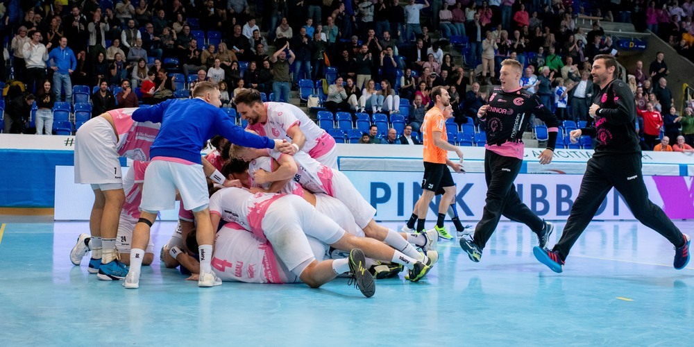 Ein Jubeltraube in pink – GC Amicitia besiegte in ungewohnten «Pink Ribbon»-Trikots Schweizermeister Kadetten Schaffhausen in Extremis.