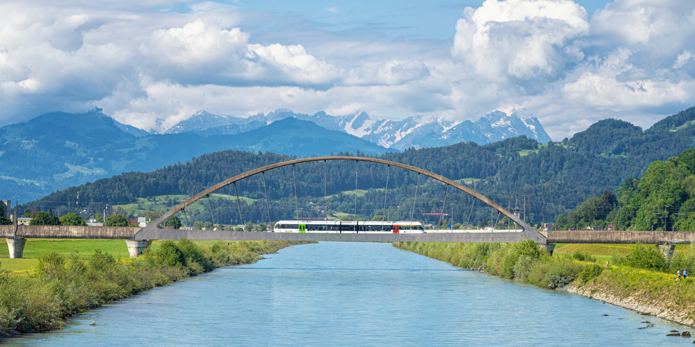 Ein Thurbo-Zug auf der Rheinbrücke St.Margrethen–Lustenau.