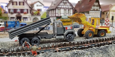 Auf dieser Modelleisenbahn sind Gleisarbeiter im Einsatz.