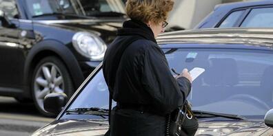 Der Zürcher Gemeinderat diskutiert am Donnerstag in der Budget-Debatte unter anderem über Anträge der SVP, weniger Bussen für Autofahrer zu verteilen (minus 30 Millionen Franken), aber Velofahrer häufiger zu büssen (plus 5 Millionen Franken).