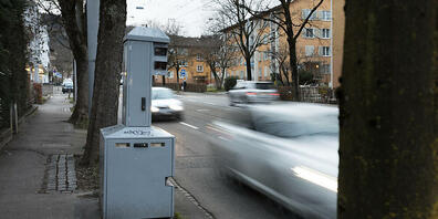 Die Radarkästen in der Stadt Zürich werden nicht verschrottet: Ein Antrag der SVP, die Anlagen nicht mehr zu warten und durch Bäume zu ersetzen, scheiterte im Rahmen der Budgetdebatte.