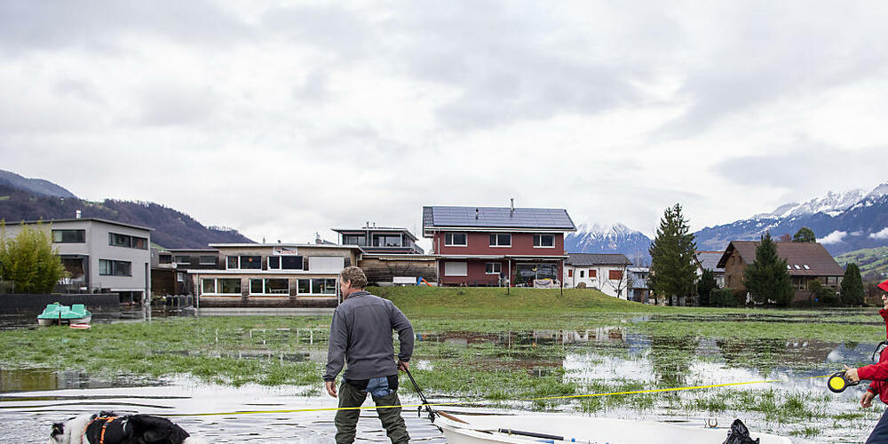 Quartierbewohnende des Quartiers Ried in Sachseln paddeln während des Hochwassers mit ihrem Boot zu ihrer Wohnung. (Archivbild)