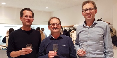 Bauverwalter Daniel Hagmann und Roman Habrik stossen mit Markus Strassmann (Mitte) auf seine wohlverdiente Pensionierung an. 