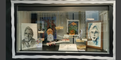 In Uzner Geschäften werden jetzt Bilder ausgestellt: Hier eine Porträtparade im Schaufenster von K & R Städtlioptik Uznach.