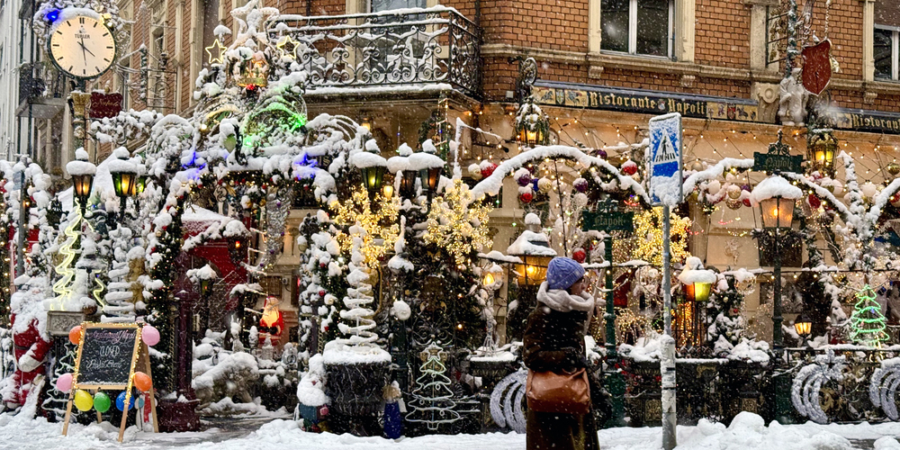 Das Restaurant Napoli in vollem Weihnachtsglanz: Diese Dekoration fällt definitiv auf.