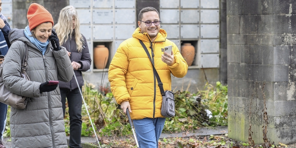 Kürzlich testete eine Gruppe zum ersten Mal die App «MyWay Pro» auf dem Friedhof Sihlfeld.