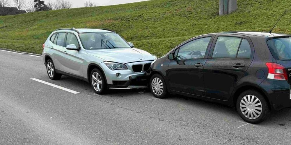 Ein 80-Jähriger hat in Steinach SG trotz Gegenverkehr einen Lieferwagen überholt. Es kam zu einer Frontalkollision mit einem korrekt entgegenkommenden Auto. Eine Frau wurde verletzt.