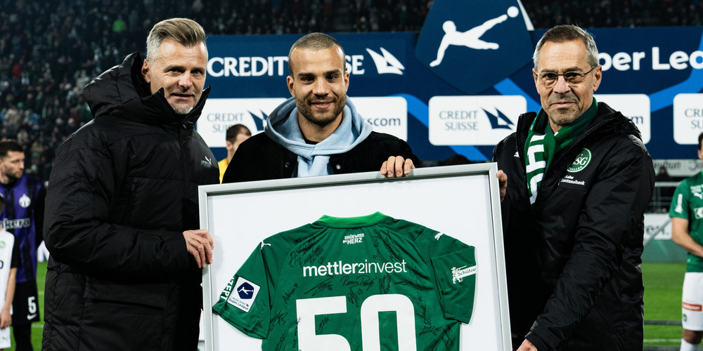 Sportchef Alain Sutter (links) und Präsident Matthias Hüppi verabschieden Nicolas Lüchinger. 