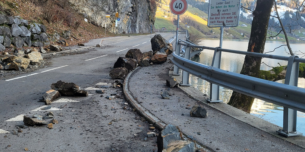 Der betroffene Strassenabschnitt bleibt mindestens bis Montagabend gesperrt.