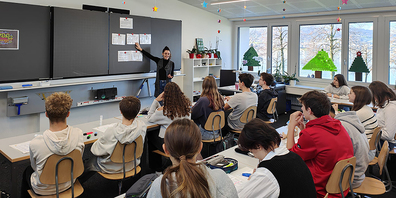 Unterricht wie «früher»: Lehrerin Debora Bernabè unterrichtet am Freitag die Klasse S2c der Sek 1 March Lachen.