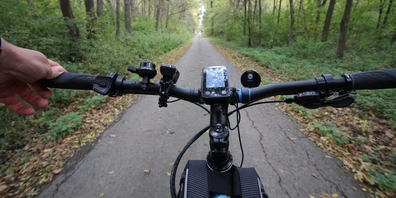 Ein 44-Jähriger setzte sich fahrunfähig, ohne den Führerausweis der Kategorie M und ohne den obligaten Helm auf ein E-Bike und verunfallte. (Symbolbild)