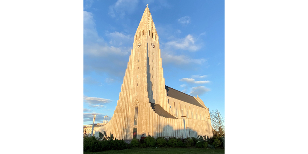 Die 13 Jólasveinar verstecken sich unterjährig nicht etwa im Wahrzeichen von Reykjavik: der Hallgrímskirkja. Die 13 Weihnachtsgesellen wohnen in den Bergen und finden den Weg in die Städte jeweils nur im Dezember. Heimlich bringen sie den Kindern die Geschenke.