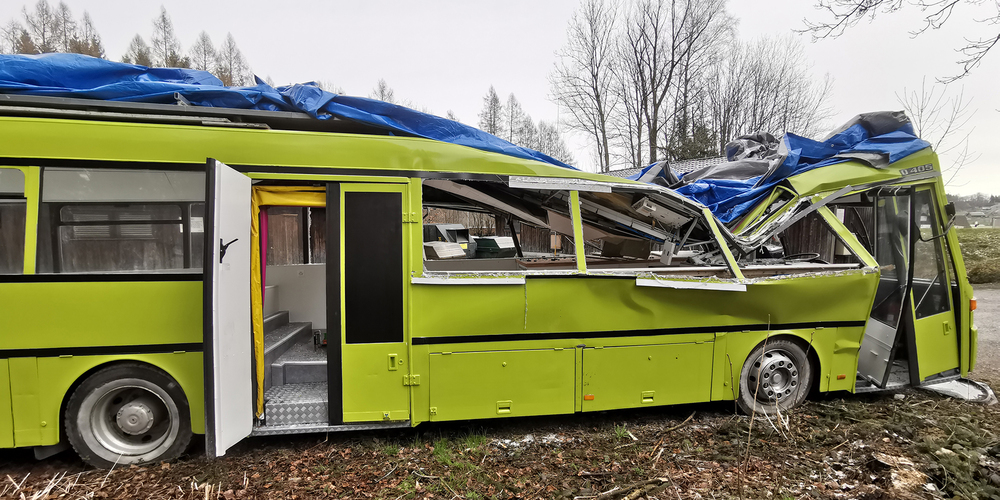 Da gibts nichts mehr zu reparieren, die gefällte Tanne zerstörte den Freienbacher «Joinin»-Jugendbus, bevor er richtig in Betrieb genommen werden konnte. (Bild: zvg)