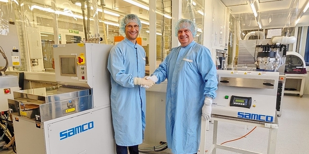 Marco Cucinelli, Leiter des IMP-Reinraumlabors, und Vinzenz Gangl, CEO der samco-ucp ltd.