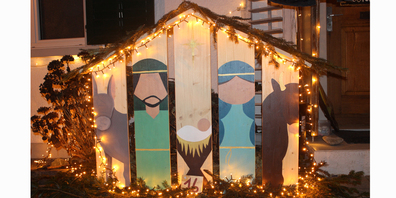 Das selbstgemalte Adventsfenster in Thayngen erstrahlte zum ersten Mal am 16. Dezember.