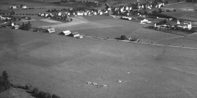 Flugzeuge und Flugzeugschuppen auf dem Breitfeld im Jahr 1938