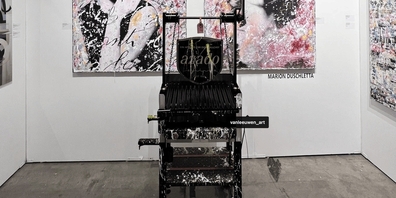 Während einer Liveshow verwandelte der US-amerikanische Künstler Artlanta, der sich auf das Bemalen von Luxusartikeln spezialisiert hat, den Grill in ein Unikat