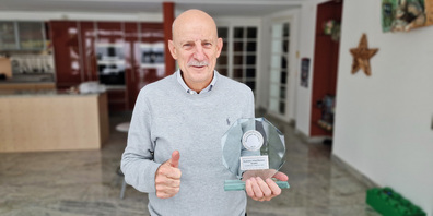 Präsident Giorgio Behr hat den Mannschaftspreis der Kadetten Schaffhausen entgegengenommen. Die Handballer sind als Mannschaft des Jahres 2023 gekürt worden.