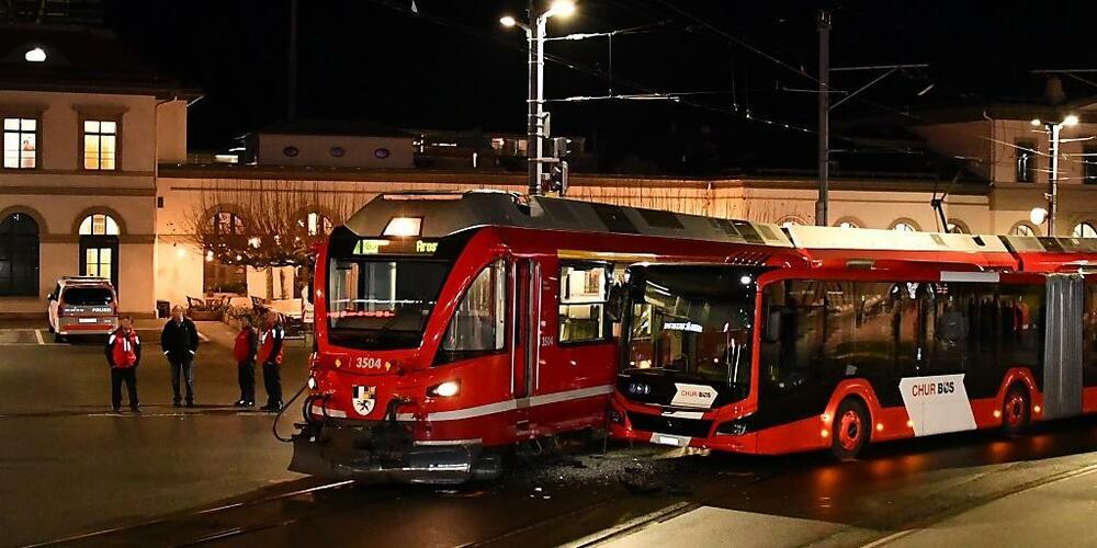 Zum Zusammenstoss zwischen dem Zug der Rhätischen Bahn (RhB) und dem Churer Stadtbus kam es gegen 19.00 Uhr in der Nähe des Bahnhofs.