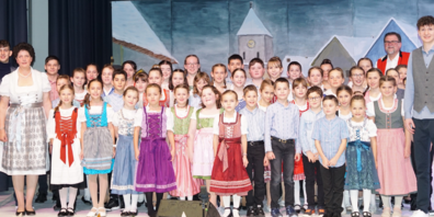 Sorgten für einen unvergesslich schönen Abend: Schwyzerörgelerinnen und -Schwyzerörgeler unter der Leitung von Musikschullehrerin Priska Seitz, Janic und Pascal Bösch als Initiatoren des Anlasses sowie Stefan Roos