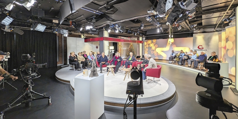 Das Studio wirkt kleiner als später am TV. Im Rund sind (v. l.) Efisio Contini, Dodo Hug, Moderatorin Dr. Jeanne Fürst, Maria Glössner und Peter Reber.