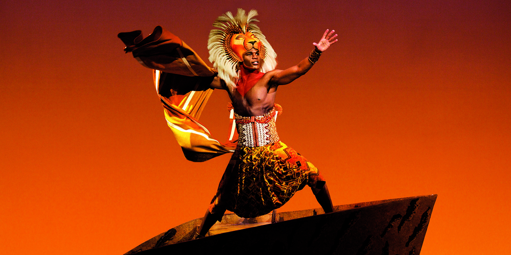 Simba wird vom südafrikanischen Musicaldarsteller Aphiwe Nyezi gespielt.