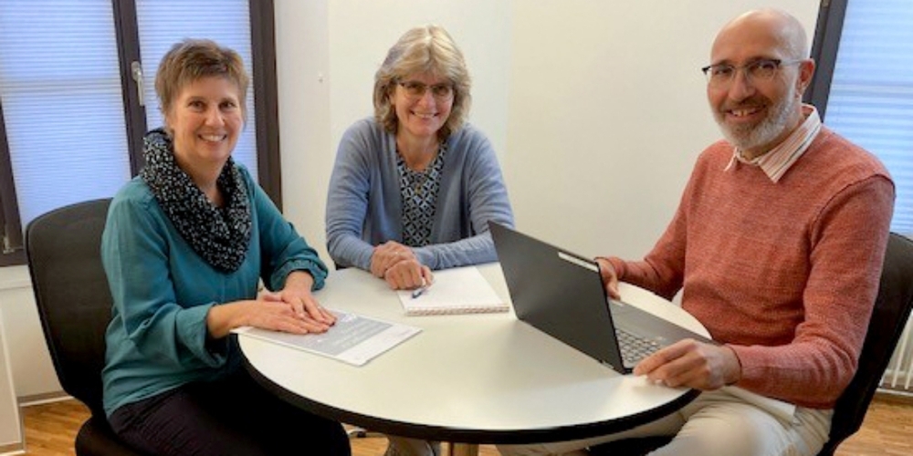Freuen sich auf die partnerschaftliche Zusammenarbeit (v.r.n.l.): Rektor Hugo Gort mit Daniela Zimmermann, Präsidentin, und Brigitte Zahner-Huber, Leiterin Geschäftsstelle von Tagesfamilien Linthgebiet.
