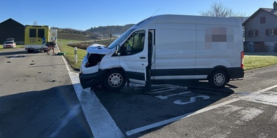 Der Lieferwagen drehte sich bei der Kollision um 180 Grad.