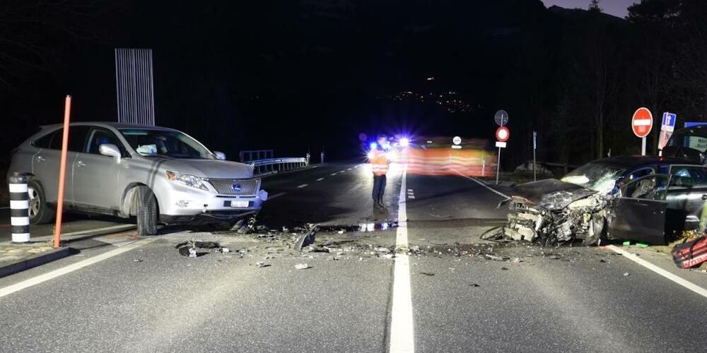Auf der Hauptstrasse bei Landquart stiessen zwei Personenwagen frontal ineinander.