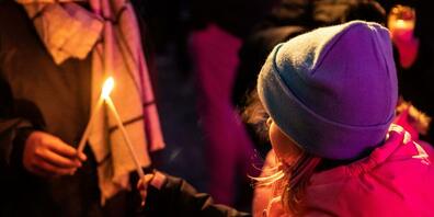 Es ist ein schöner Brauch geworden: sich das in Betlehem entzündete Friedenslicht zu Weihnachten in die gute Stube zu holen.