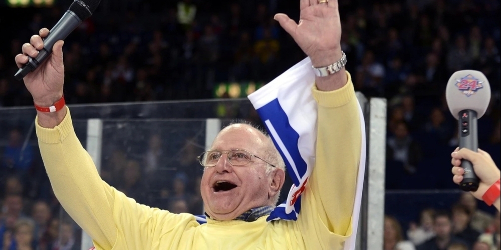 Legendär: Walter Scheibli lässt sich von den ZSC-Fans feiern.