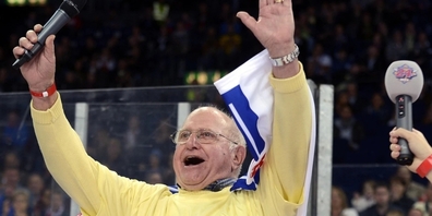 Legendär: Walter Scheibli lässt sich von den ZSC-Fans feiern.