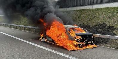 Das Auto brannte auf der Autobahn A1 komplett aus.
