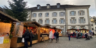Vor dem Bürgerspital in Rapperswil ist Weihnachtsmarkt und innen herrscht wieder Hoffnung und weihnächtliche Stimmung.