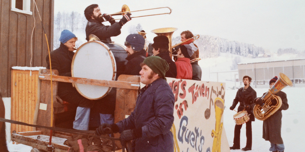 Silvestertour 1976 mit Pferd und Wagen.