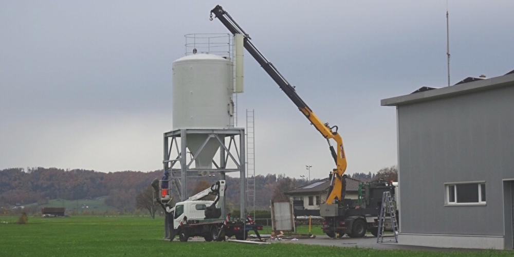 Errichtung des neuen Salzsilos in Benken. Seine Höhe im Vergleich zu einem Lastwagen lässt sich gut erkennen.