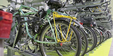 Die Zürcher Velostationen kosten ab Januar nur noch 50 Franken im Jahr. So will die Stadt mehr Zürcherinnen und Zürcher aufs Velo bringen.