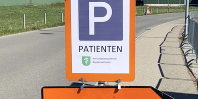 Bei der Einfahrt zum Grünfeld sind grosse Tafeln angebracht, die zeigen, dass sich hier das Corona Zentrum befindet