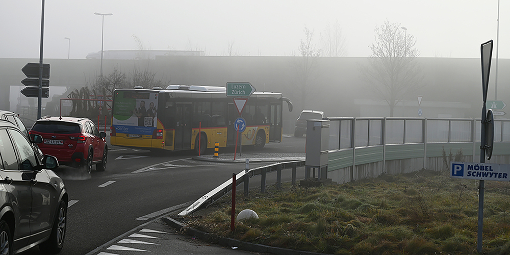 Wer den Doppelkreisel bei der Autobahn in Lachen regelmässig befährt, hat schon manch brenzlige Situationen miterlebt. Wie hier im Bild, aber mit einem Gelenkbus, fuhr die beschuldigte Chauffeuse von Lachen kommend in den Kreisel, wo der Unfall passierte.