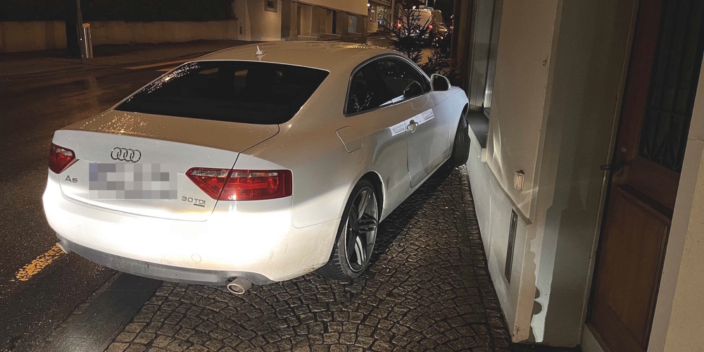 Beim Selbstunfall blieb der fahrunfähige Lenker unverletzt, am Auto und an der Infrastruktur entstand Sachschaden von rund 2'500 Franken.