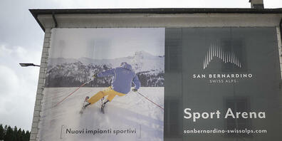 Am 27. Dezember will die San Bernardino Swiss Alps AG diverse Skilifte im Bündner Bergdorf wiedereröffnen. (Archiv)