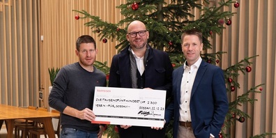 Bei der Checkübergabe v. l. Patrick Ammann (Inhaber Pius Schäfler AG), Pater Andy Givel (Verein "Für Gossau") und Marcel Helfenberger, Vorsitzender der Bankleitung, Raiffeisenbank Gossau-Andwil-Niederwil).