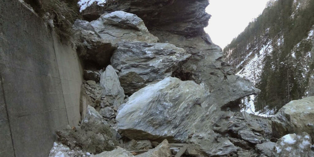 Für mehrere Wochen gesperrt: Die Engadinerstrasse bei Martina. (Archivbild vom Felssturz am 16. 3. 2019 zwischen Martina und Ovella)