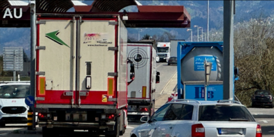 Und die Brummis stehen doch auf der Brücke, entgegen der Vorschriften und trotz des Abrufsystems für Lastwagen. 