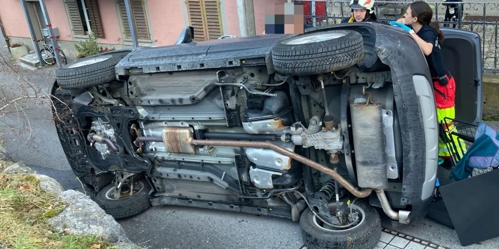 Schöne Bescherung: Eine Frau verirrt sich mit ihrem Auto in Mollis.