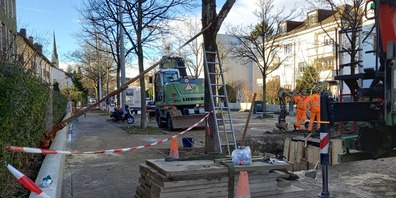 Schon wenige Stunden nach dem Wasserrohrbruch am Feiertag läuft die Reparaturmaschinerie perfekt.